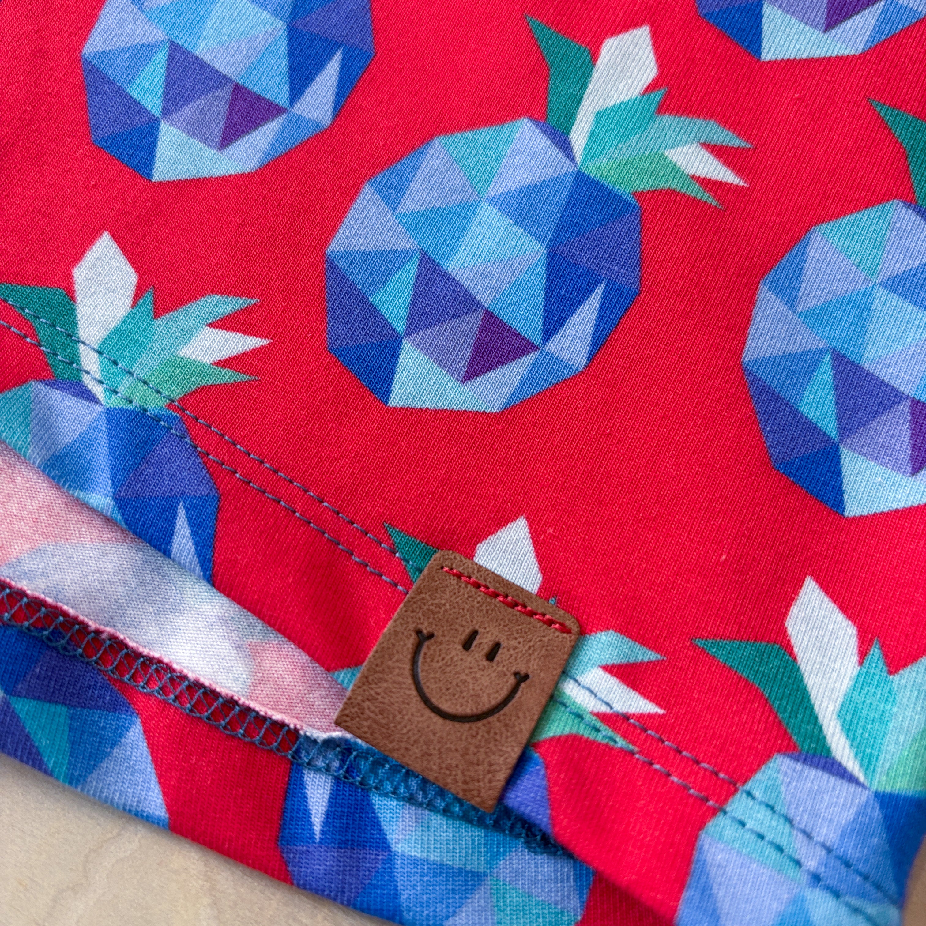 Handmade Kinder-Shirt Gr. 128 – Rot mit geometrischem Ananas-Muster