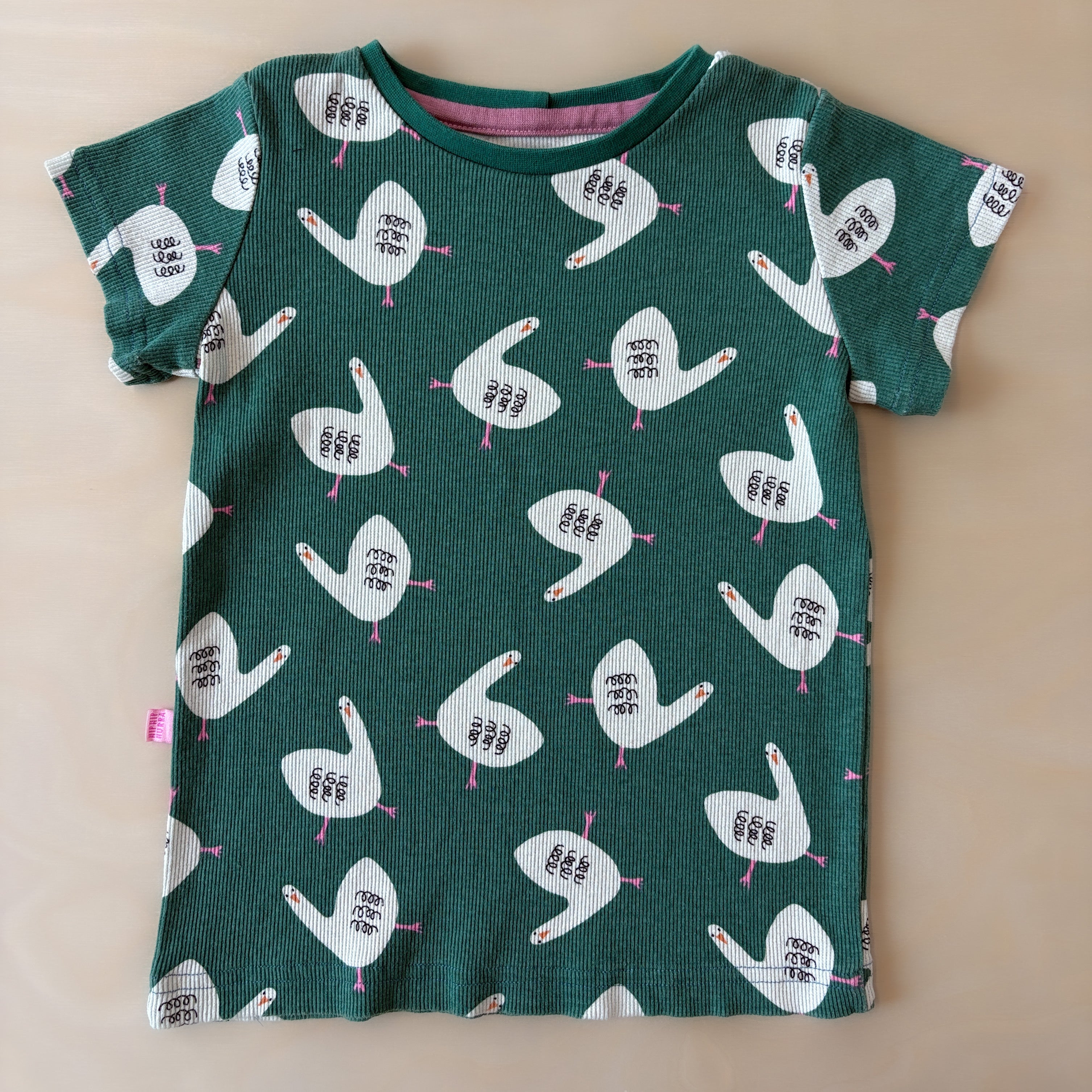 Handgenähtes Rippjersey-T-Shirt mit Gänse-Print – Gr. 104