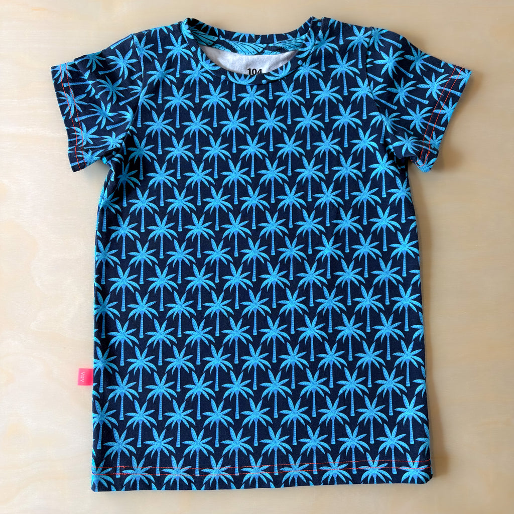 Selbstgenähtes Kinder-T-Shirt mit Palmen – Größe 104