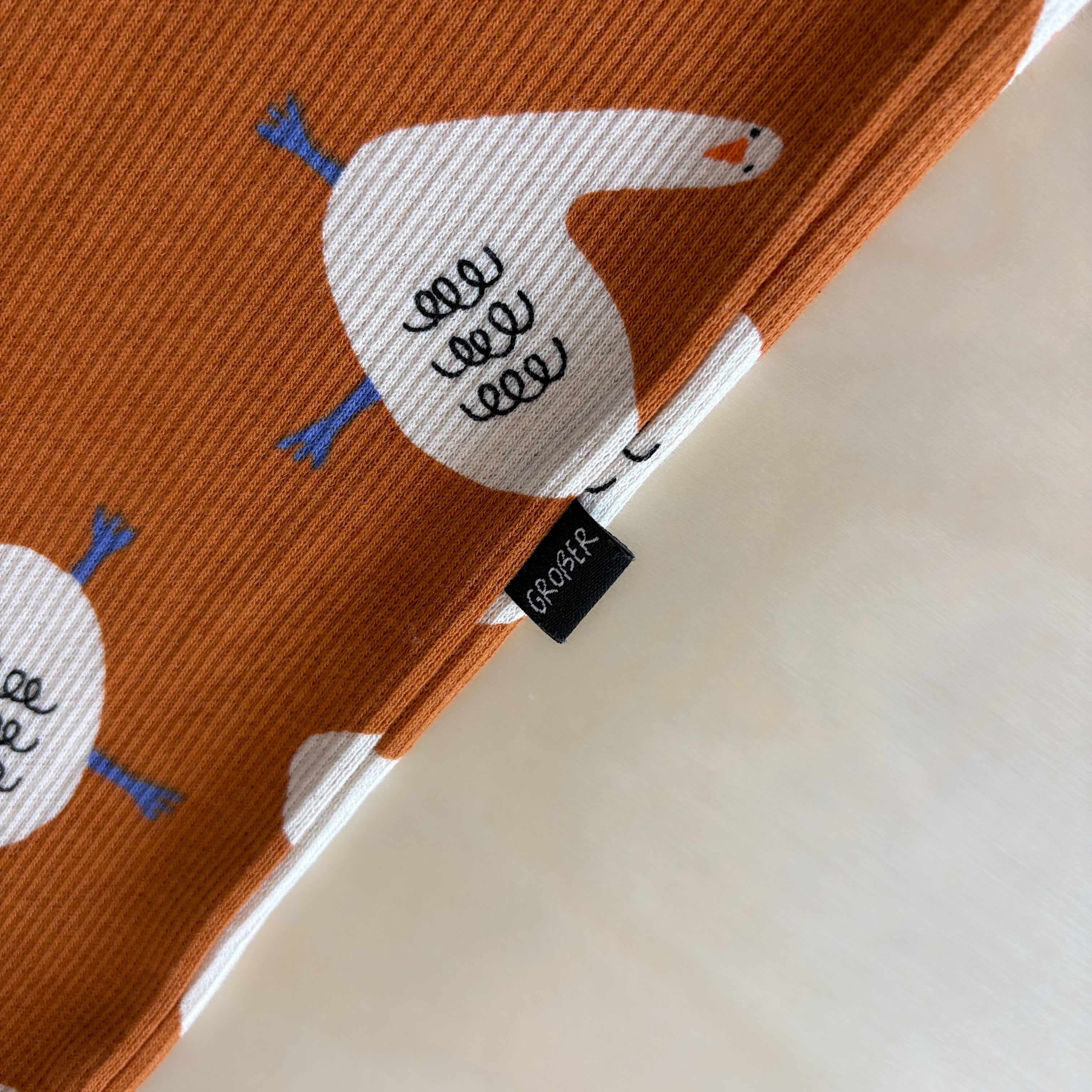 Handgenähtes Rippjersey-T-Shirt mit Gänse-Print – Gr. 104