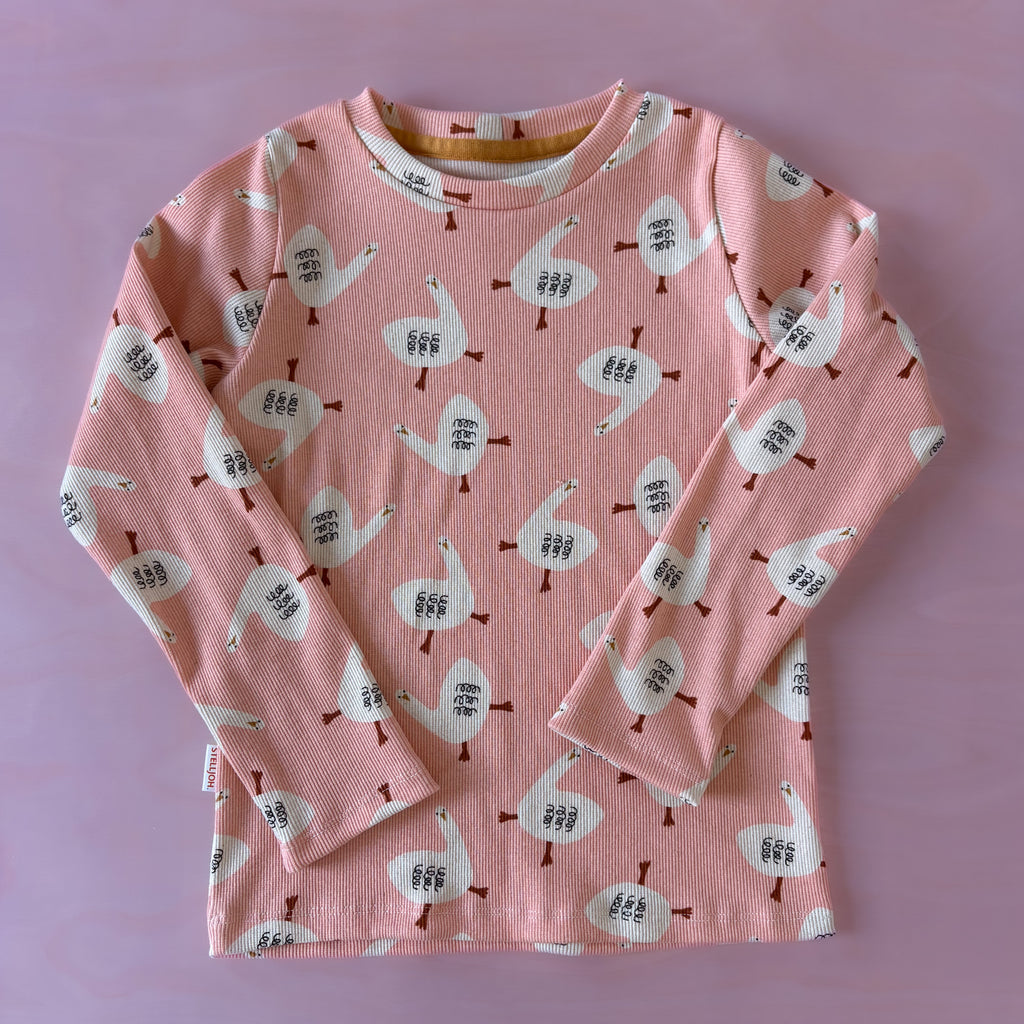 Süßes handgenähtes Rippjersey-Shirt mit Gänse-Print – Gr. 128