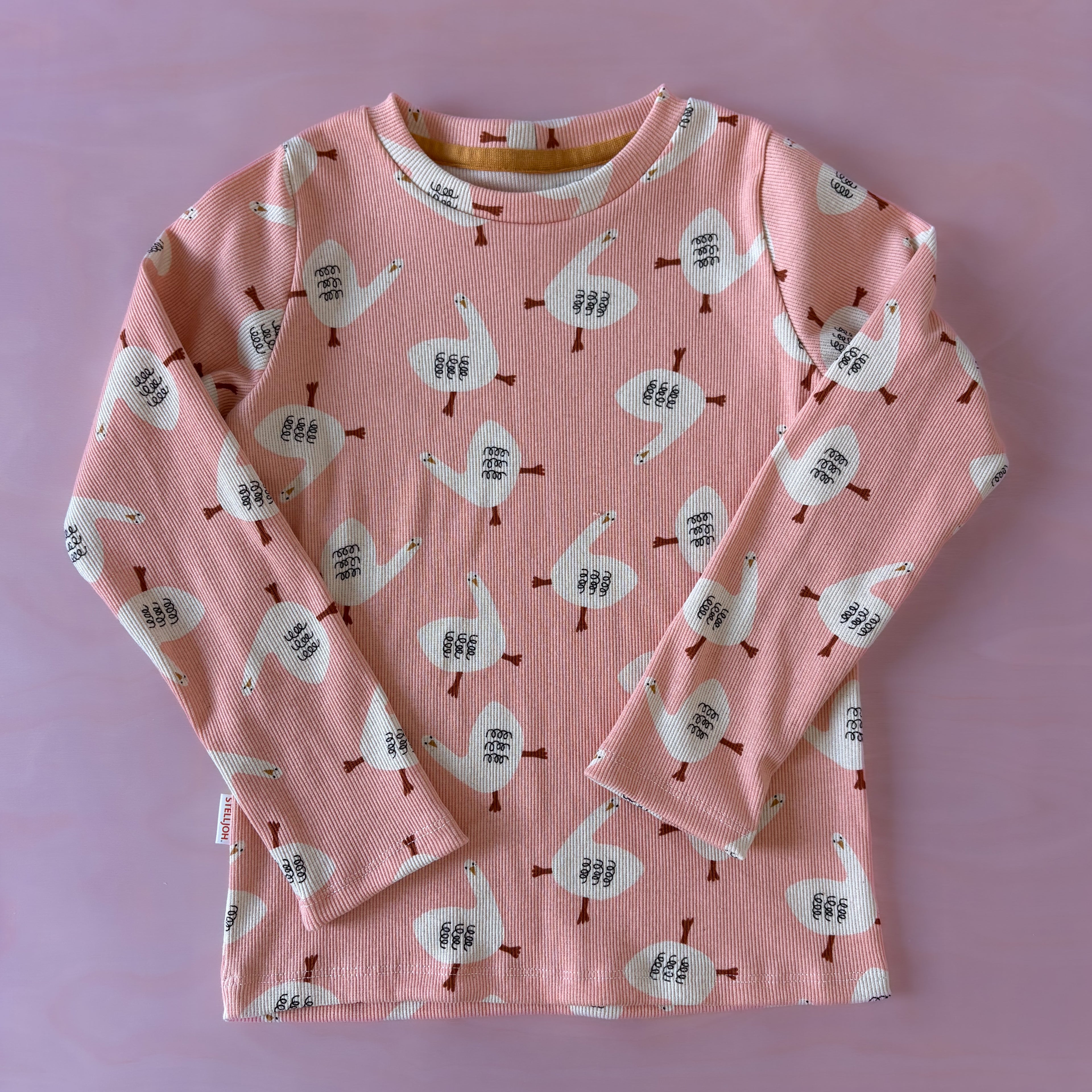 Süßes handgenähtes Rippjersey-Shirt mit Gänse-Print – Gr. 128