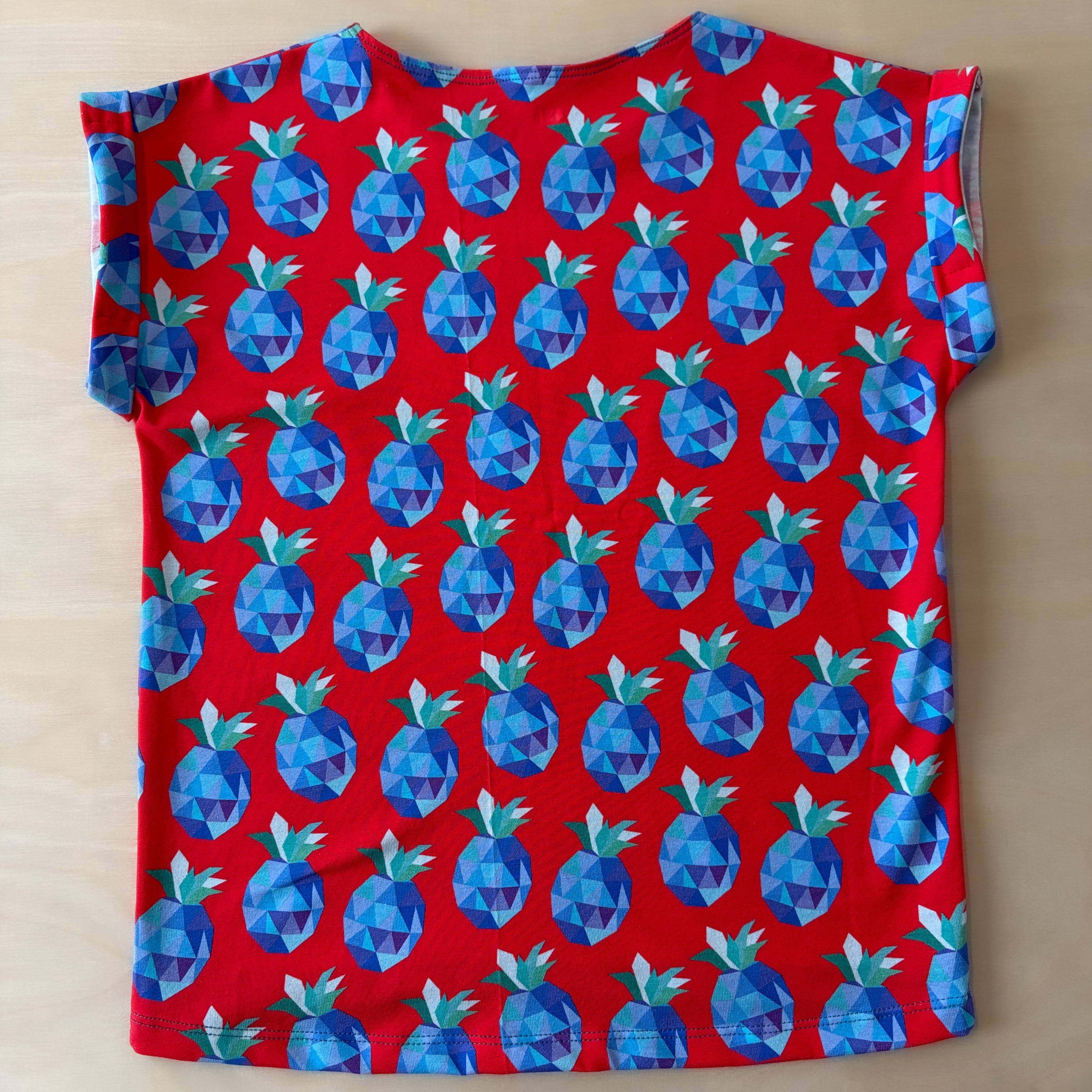 Handmade Kinder-Shirt Gr. 128 – Rot mit geometrischem Ananas-Muster