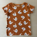 Handgenähtes Rippjersey-T-Shirt mit Gänse-Print – Gr. 104