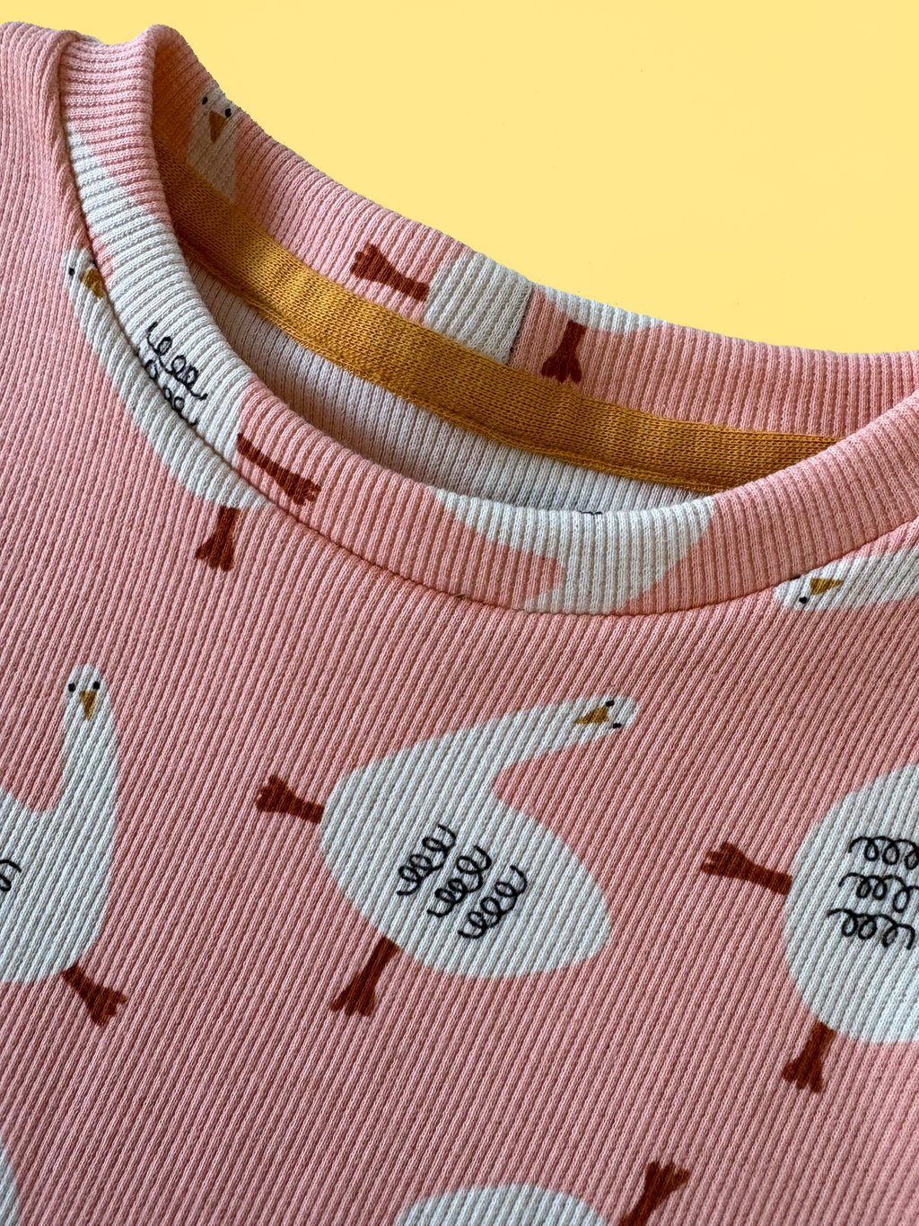 Süßes handgenähtes Rippjersey-Shirt mit Gänse-Print – Gr. 128