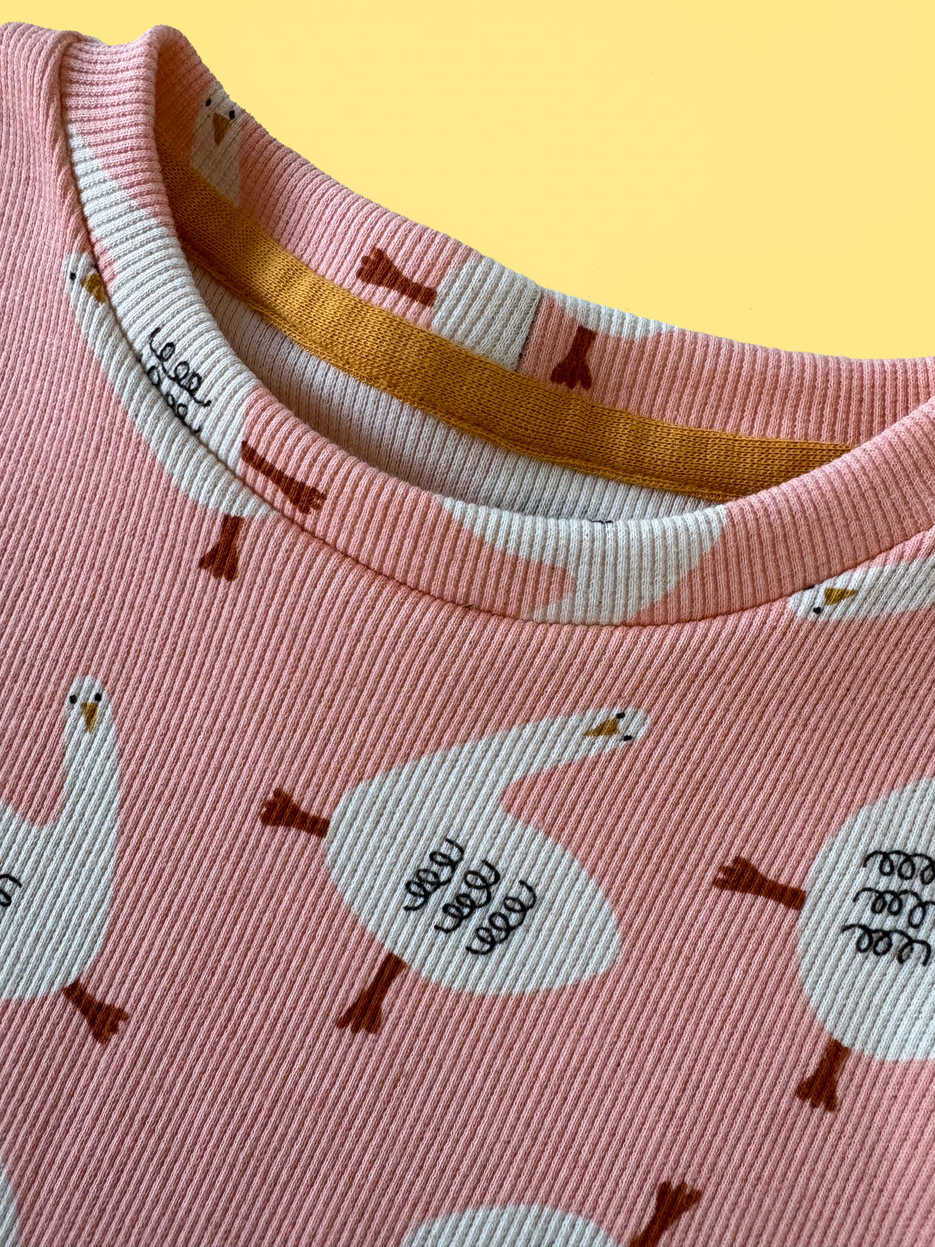 Süßes handgenähtes Rippjersey-Shirt mit Gänse-Print – Gr. 128