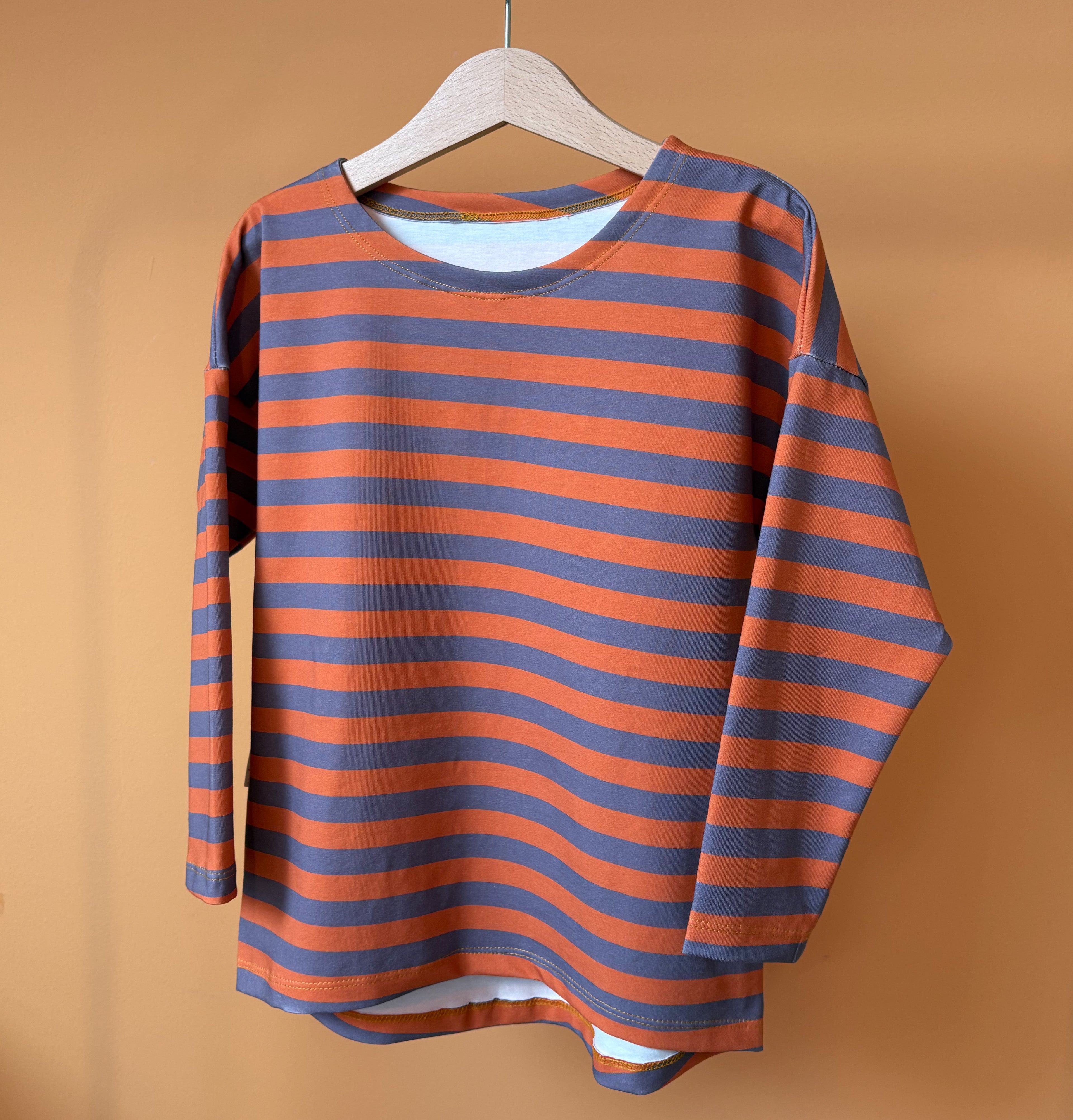 Handgenähtes Oversize-Longsleeve „Retro Stripe“