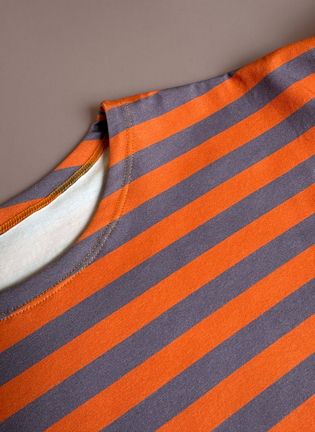 Handgenähtes Oversize-Longsleeve „Retro Stripe“